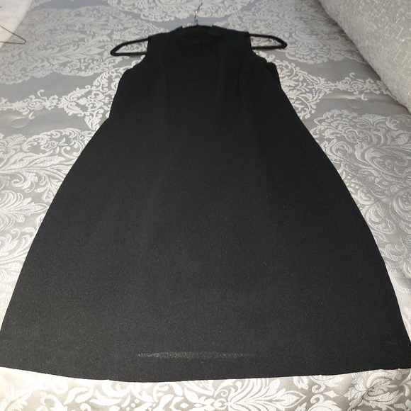 Black crepe dress. Halter neck with two button closure and back zip. Lined - Picture 3 of 5